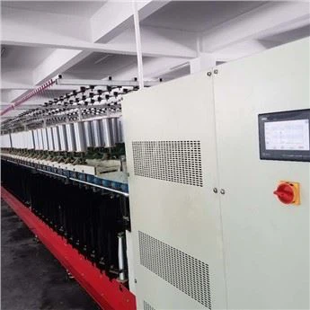 Macchina per la produzione di filati per cucire industriali a filamento